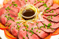 牛もも肉のローストビーフ