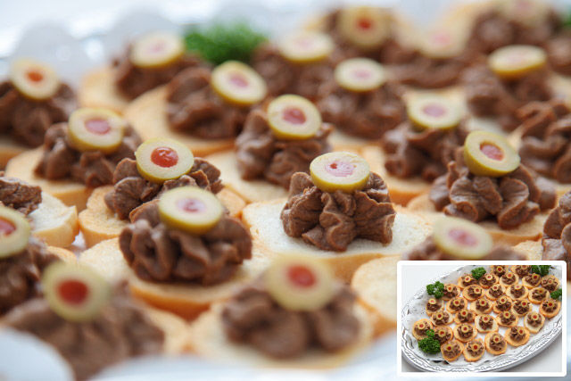 チキンレバーペーストオリーブのせ ブルスケッタ