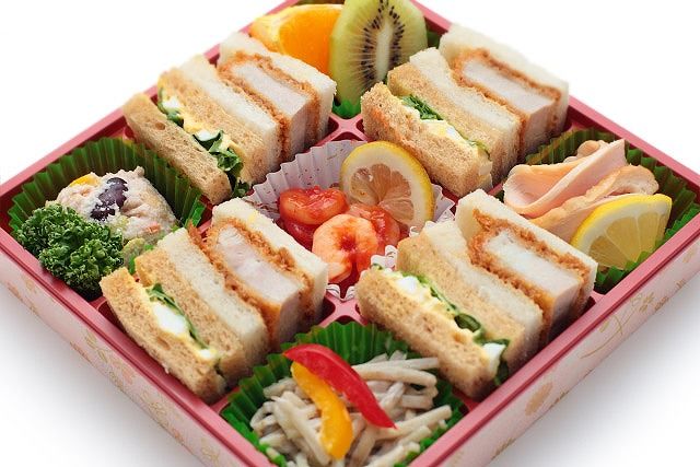 華美サンド 奏(かなで)(お豆たっぷりサラダ&ごぼうサラダ&スモークチキン&プリプリシュリンプ&フルーツ)
