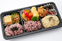 玄米雑穀ごはんと温野菜おかか和え弁当