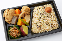 玄米ごはんと根菜煮物弁当