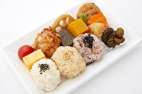 玄米と胚芽米と十六穀米のおにぎり弁当