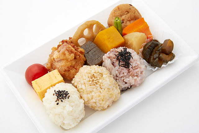 玄米と胚芽米と十六穀米のおにぎり弁当