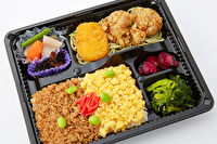 東京笑顔自慢のそぼろ&とり唐弁当