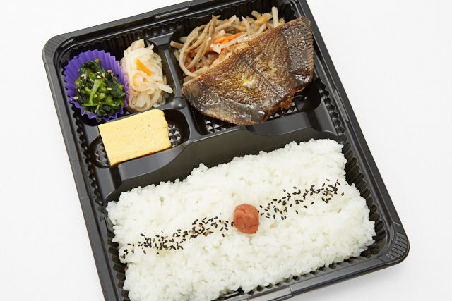 カレイの煮つけ弁当